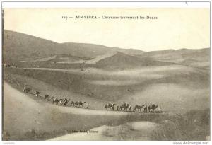 ALGERIE.AIN SEFRA.CARAVANE TRAVERSANT LES DUNES