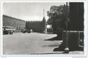 cpsm bon etat , carte rare en noir et blanc , tamanrasset    (hoggar)  entrée du bordj  , carte tres propre
