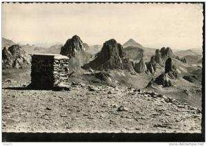 cpsm  de 1962 N°6. TAMANRASSET (Hoggar) .ASSEKREM  Vue Générale sur le Massif.Au premier plan,table d'orientation T.C.F.