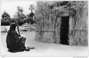 8- Pileuse de mil devant sa zériba(Ideles Hoggar) - Coopérative Scolaire de Tamanrasset(Téritoire des Oasis)