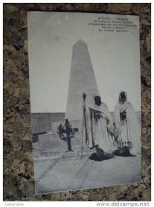 TOMBE DU PERE DE FOUCAULT A TAMANRASSET AU COTE DE LA PYRAMIDE DU GENERAL LAPERINNE @ CPA VUE RECTO/VERSO AVEC BORDS