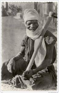 ALGERIE, Coopérative Scolaire de Tamanrasset (Territoires des Oasis). Bel Kheir, le  coupeur  d´eau, pioche