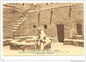 JP  -    intérieur du réduit en pisé du pére FOUCAULD lorsqu il fut mis à mort le 1 déc 1916 à TAMANRASSET  .