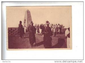 TAMANRASSET.-  Soldats Touaregs rendant les Honneurs funèbres