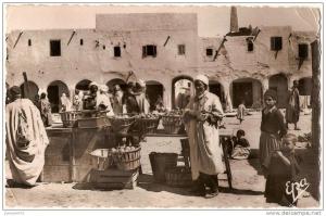 CPA N°5605 - POST CARD - BORDJ BOU ARRERIDJ ALGERIE - SCENES et TYPES  1955 - Un marché dans le Sud