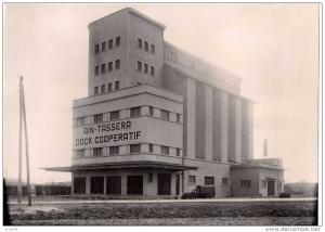 Photo 18x23.Tirage anonyme d´époque.Algérie.Bordj-Bo u-Arreridj.Ain-Tassera.Ca mionette Peugeot bachée.Dock Cooperatif