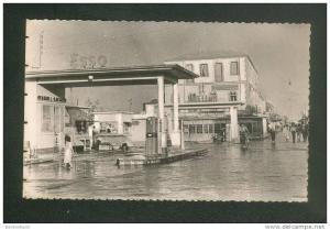 CPSM - Algérie - KHENCHELA - Rue Lamoricière ( beau plan station service pompe essence ESSO SHELL  Ed. Kahena 10)