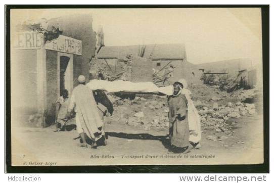 ALGERIE AIN-SEFRA /   Transport d'une victime de la catastrophe   /