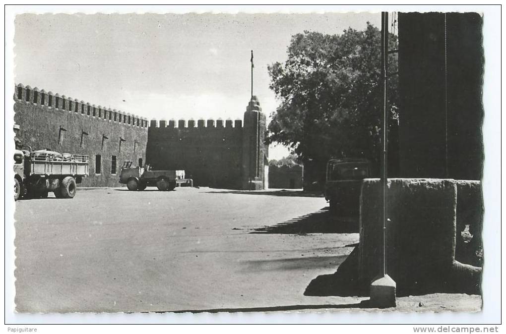 cpsm bon etat , carte rare en noir et blanc , tamanrasset    (hoggar)  entrée du bordj  , carte tres propre