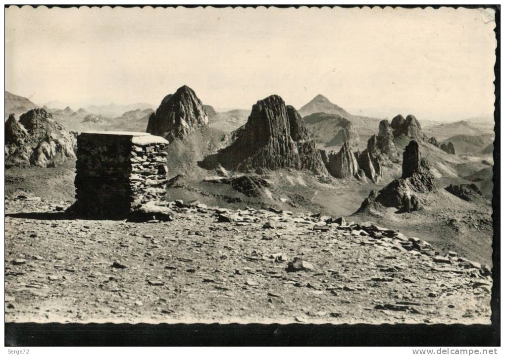 cpsm  de 1962 N°6. TAMANRASSET (Hoggar) .ASSEKREM  Vue Générale sur le Massif.Au premier plan,table d'orientation T.C.F.