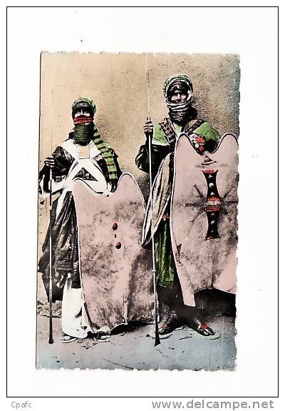 Tamanrasset ( Hoggar)  Touaregs en tenue de guerre