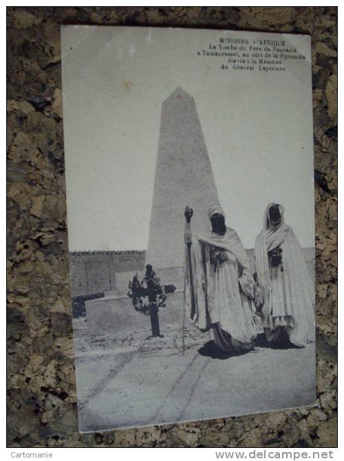 TOMBE DU PERE DE FOUCAULT A TAMANRASSET AU COTE DE LA PYRAMIDE DU GENERAL LAPERINNE @ CPA VUE RECTO/VERSO AVEC BORDS