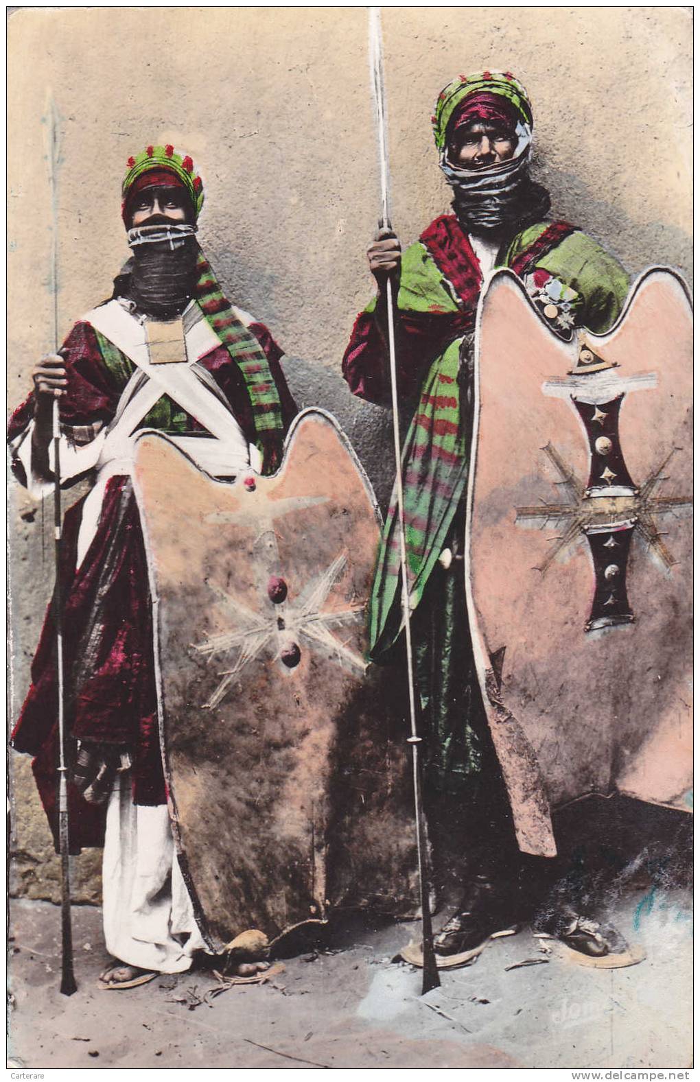 Algérie,TAMANRASSET,TAMAN     GHASSET,HOGGAR,TOUAREGS,T OUAREG     EN TENUE DE GUERRE,lance à la main,bouclier,rare