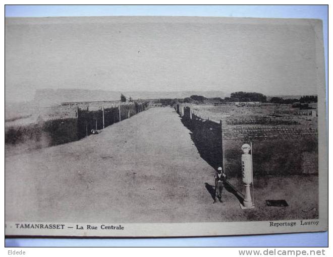 Tamanrasset  Hoggar La rue centarle station service petrole Shell voyagé