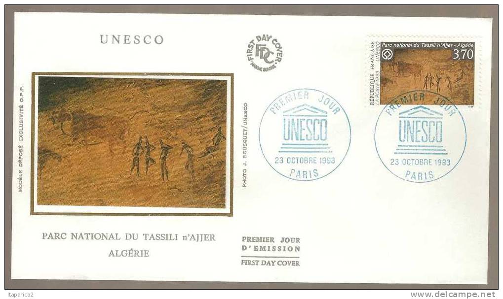 ENVELOPPE PREMIER JOUR MOTIF SOIE N° 111 SERVICE UNESCO PARC NATIONAL DU TASSILI  , ALGERIE / PARIS  23 / 10 / 1993