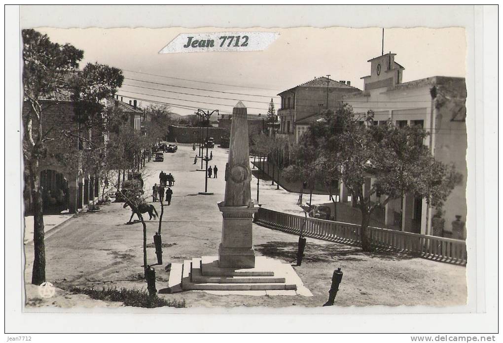 AK/PC/CARTE PHOTO/1040/BORDJ BOU ARRERIDJ/MONUMENT AUX MORTS DE 1870 ET COURS DE CHEYRON/1956/TTB