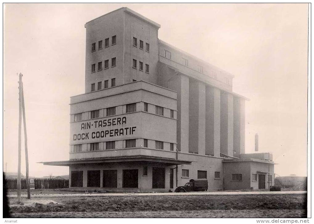 Photo 18x23.Tirage anonyme d´époque.Algérie.Bordj-Bo u-Arreridj.Ain-Tassera.Ca mionette Peugeot bachée.Dock Cooperatif