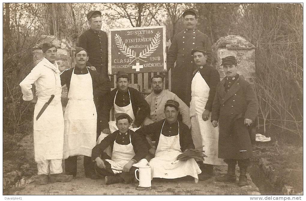CARTE PHOTO  21 eme SECTION  D´INFIRMIERS MILITAIRES CLASSE DE 1918 DETACHEMENT  KHENCHELA   TRES BON ETAT