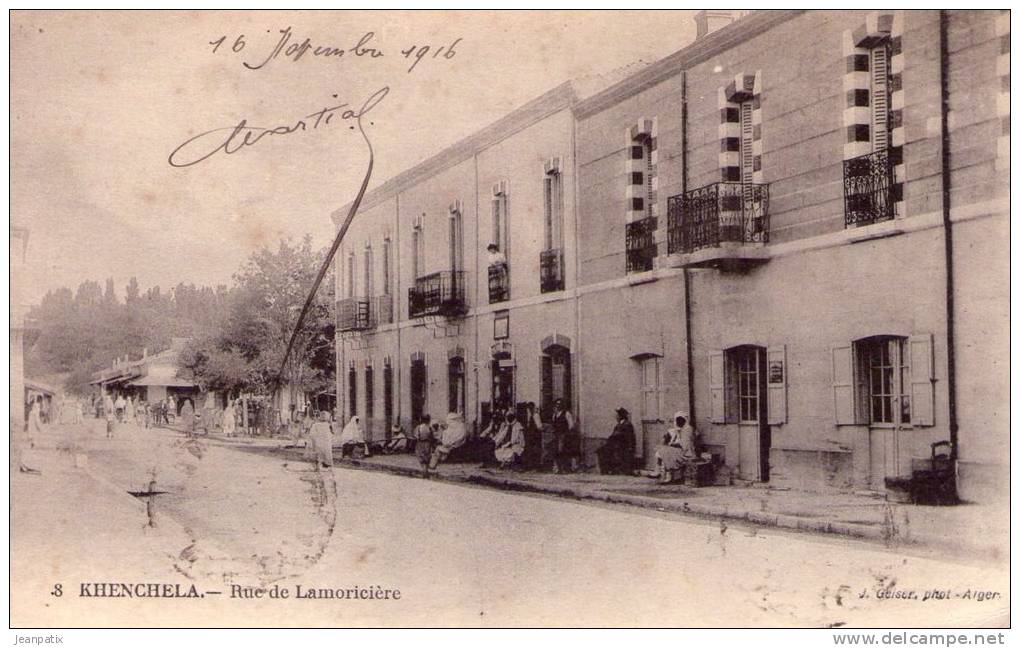CPA - ALGERIE - KHENCHELA - rue de Lamoricière - cachet militaire au dos