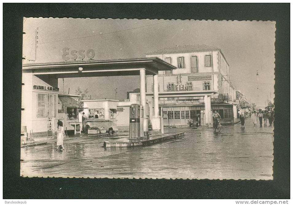 CPSM - Algérie - KHENCHELA - Rue Lamoricière ( beau plan station service pompe essence ESSO SHELL  Ed. Kahena 10)