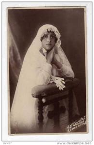 Carte Postale PHOTO ENFANT COMMUNIANTE Signée et inscription PHOTO SOUK AHRAS en bas à droite Algérie