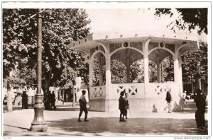 ALGERIE. SOUK-AHRAS - Le Kiosque et la Place Thagaste - CPSM
