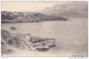 TIPAZA / LA CRIQUE ET LA COLLINE DES GROTTES FUNERAIRES / PECHEUR