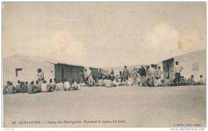 ( CPA AFRIQUE )  MAROC  /  BENI-OUNIF  /  Camp des Sénégalais - Pendant le repos, les jeux -