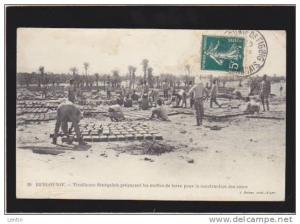 algerie - beni ounif - tirailleurs senegalais preparant les motts de terre pour construire les cases