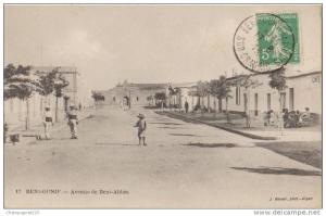 CPA ALGERIE BENI OUNIF Avenue de Beni Abbès Café Soldats Militaires Casques Coloniaux 1913