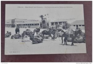2.Révoil, Beni-Ounif ( Sud Oranais) un convoi devant les bâtiments militaires, animée, cheval, dromadaires