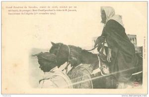 ALGERIE.GRAND MARABOUT DE KENADSA ATTEINT DE CECITE CONDUIT PAR SES SERVITEURS DE PASSAGE A BENI OUNIF PENDANT LA VISITE