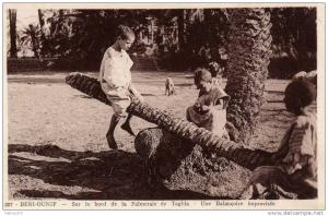 ALGERIE BENI OUNIF - Sur le bord de la Palmeraie de Taghla Une balançoire improvisée Enfants