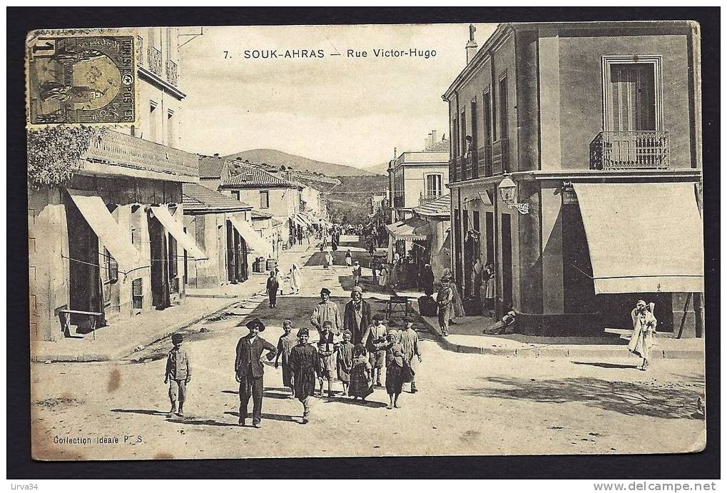 CPA  ANCIENNE- TUNISIE- SOUK-AHRAS  RUE VICTOR HUGO AVEC TRES BELLE ANIMATION GROS PLAN- COMMERCES