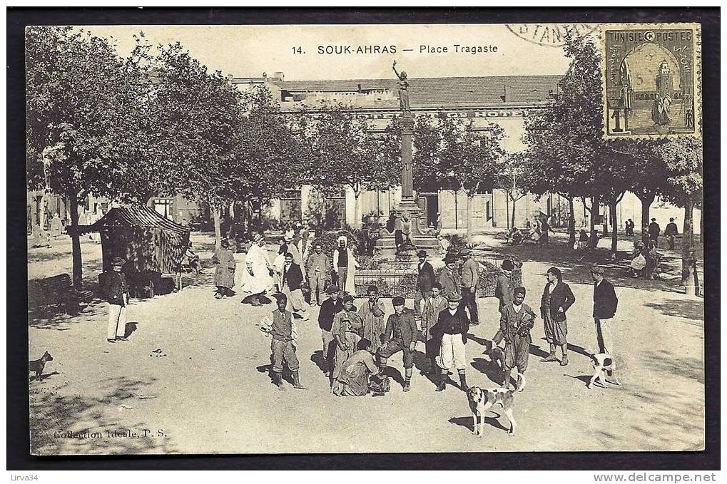 CPA  ANCIENNE- TUNISIE- SOUK-AHRAS  PLACE TRAGASTE AVEC TRES BELLE ANIMATION GROS PLAN- COLONNE AVEC STATUE-