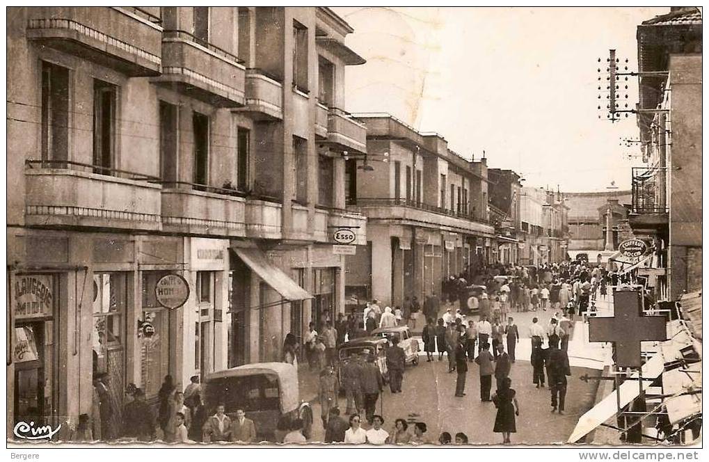 CPSM CONSTANTINE. SOUK AHRAS. rue victor Hugo, animée, commerces, Esso. 1957