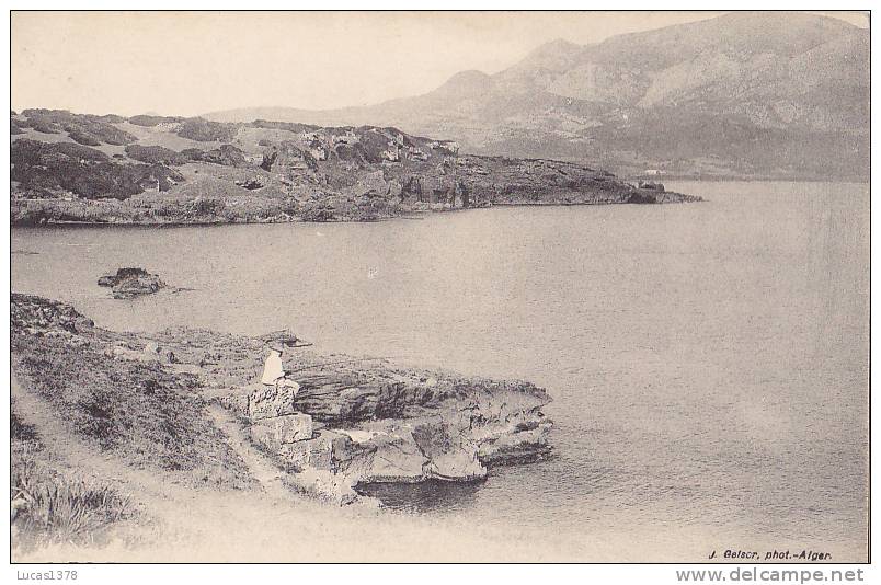 TIPAZA / LA CRIQUE ET LA COLLINE DES GROTTES FUNERAIRES / PECHEUR