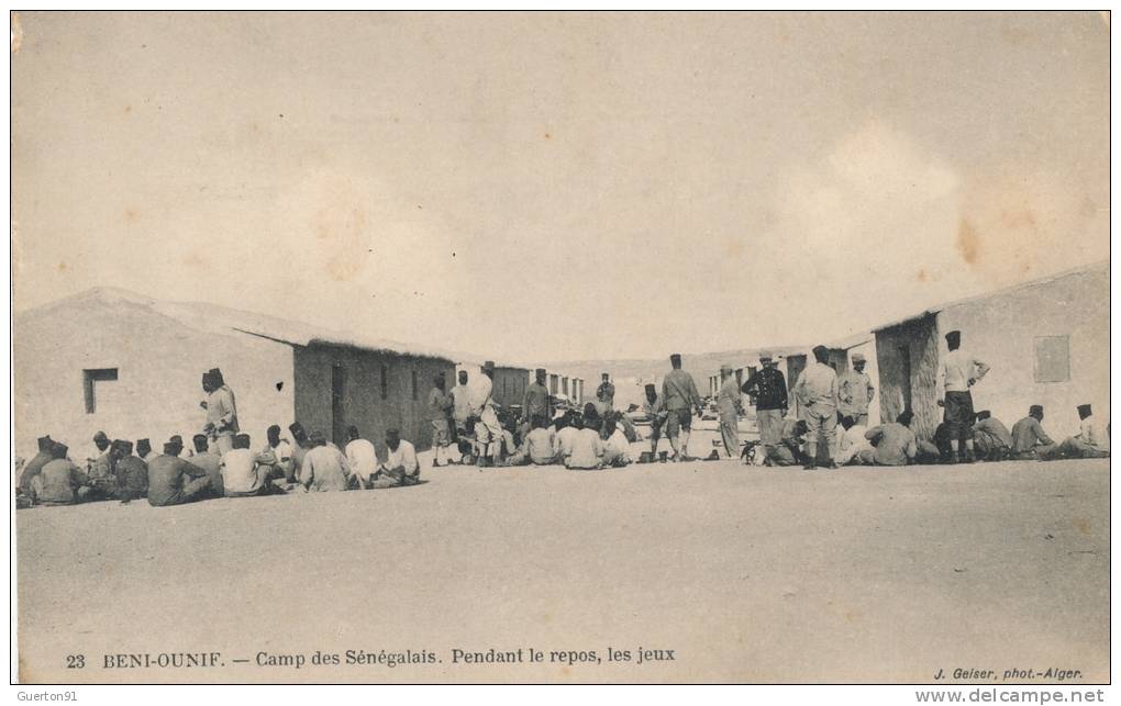 ( CPA AFRIQUE )  MAROC  /  BENI-OUNIF  /  Camp des Sénégalais - Pendant le repos, les jeux -