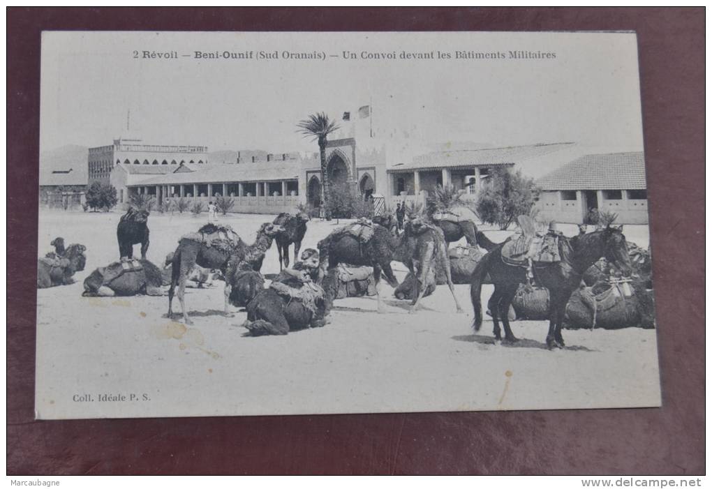2.Révoil, Beni-Ounif ( Sud Oranais) un convoi devant les bâtiments militaires, animée, cheval, dromadaires