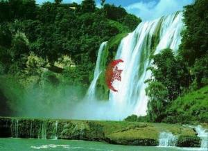 العلم الوطني وببراعة فنان رسم في شلال