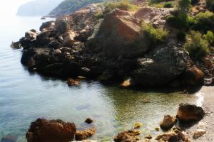 Petite plage déserte à coté