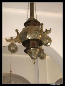 Lustre à l'intérieur de la grande mosquée de Nedroma
