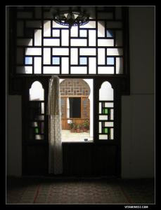 Vue sur la cour de la mosquée de l'intérieur