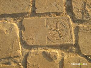 Motifs taillés sur pierre réutilisés comme dalles à Mansourah