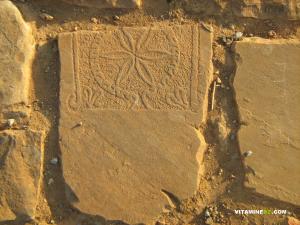 Motifs taillés sur pierre réutilisés comme dalles à Mansourah