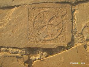 Motifs taillés sur pierre réutilisés comme dalles à Mansourah