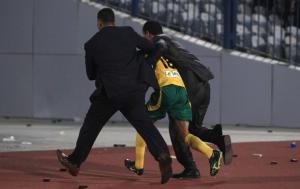 Le personnel de sécurité égyptien protège Lamara Douicher