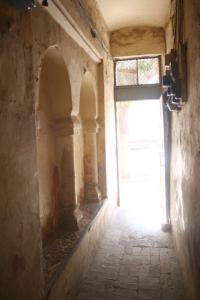 Sortie d'une maison..