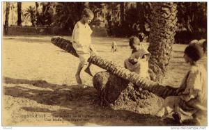 Beni Ounif. Sur le bord de la palmeraiede Taglita. Jenes garçons sur une balançoire improvisée.