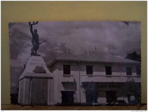 BERROUAGHIA (ALGERIE) LES BANQUES. LE MONUMENT AUX MORTS ET LE COMPTOIR D'ESCOMPTE.  N°1032